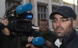 Benjamin Amsellem, un enseignant juif poignardé en 2016 par un jeune de 15 ans avec une machette, parle à la presse, le 12 janvier 2016. (Crédit : AFP / BORIS HORVAT)