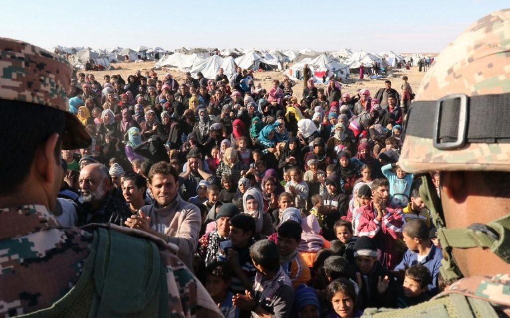 Les réfugiés syriens, bloqués entre les frontières jordaniennes et syriennes, qui attendent pour traverser en Jordanie, au passage de la frontière de Hadalat, à l'est de la capitale jordanienne Amman, le 14 janvier 2016 (Crédit : AFP / KHALIL Mazraani) Les réfugiés syriens, bloqués entre les frontières jordaniennes et syriennes, qui attendent pour traverser en Jordanie, au passage de la frontière de Hadalat, à l'est de la capitale jordanienne Amman, le 14 janvier 2016 (Crédit : AFP / KHALIL Mazraani)