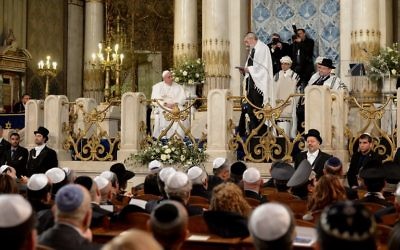 François à la synagogue principale de Rome, le 17 janvier 2016.(Crédit : AFP PHOTO / VINCENZO PINTO)