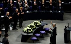 (Rangée de devant) La chancelière allemande Angela Merkel (à droite), le président Joachim Gauck (2ème à droite), le Premier ministre de Saxe Stanislaw Tillich (à gauche) applaudissant la survivante de l'Holocauste, Ruth Kluger, après son discours lors de la Journée internationale de commémoration de l'Holocauste, le 27 janvier 2016 au Parlement allemand à Berlin (Crédit : AFP / John MACDOUGALL)