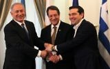 Le président chypriote, Nicos Anastasiades (au centre), le Premier ministre israélien Benjamin Netanyahu (à gauche) et le Premier ministre grec, Alexis Tsipras se serrant la main lors de leur rencontre au palais présidentiel à Nicosie, à Chypre, le 28 janvier 2016 (Crédit : POOL/AFP / Yiannis Kourtoglou)