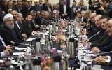 Le président iranien Hassan Rouhani (à gauche) à une réunion avec le ministre français de l'Economie Emmanuel Macron (à droite), le président du MEDEF Pierre Gattaz (2e à droite) et le ministre français des Affaires étrangères, Laurent Fabius (3 à droite) à Paris le 27 janvier 2016 (Crédit : AFP / ERIC FEFERBERG)