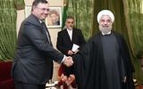 Le patron du géant pétrolier français, Patrick Pouyanné (à gauche) serrant la main au président iranien Hassan Rouhani le 28 janvier 2016 durant une réunion à Paris (Crédit :  AFP PHOTO / ERIC FEFERBERG)