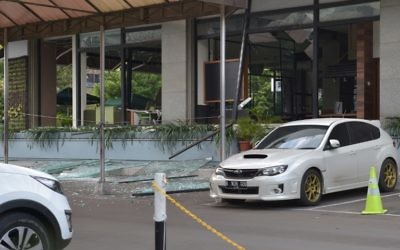 Photo du Starbucks endommagé après une série d'explosions qui a frappé le centre de Jakarta, en Indonésie, le 14 janvier 2016 (Crédit : AFP PHOTO / ADEK BERRY)