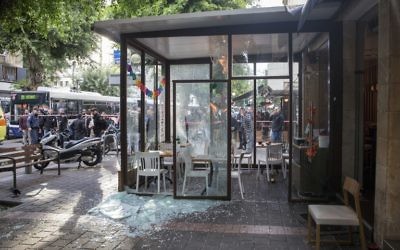 Le site d'une fusillade dans un pub de Tel Aviv, qui a tué deux personnes et en a blessé cinq autres, le 1er janvier 2016. (Crédit : AFP /  JACK GUEZ)