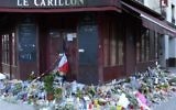 Des fleurs, des notes et des bougies photographiés le 15 novembre 2015,  à l'extérieur du bar Carillon, dans le 10ème arrondissement de Paris, pour les victimes des attentats terroristes à Paris, en France, le 13 novembre 2015 (Crédit : AFP / Bertrand Guay , Dossier)