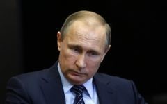 Le président russe Vladimir Poutine assiste à une réunion avec le roi de Jordanie Abdullah II à la résidence d'Etat Bocharov Ruchei à Sotchi le 24 novembre 2015 (Crédit : AFP / POOL / MAXIM SHIPENKOV)