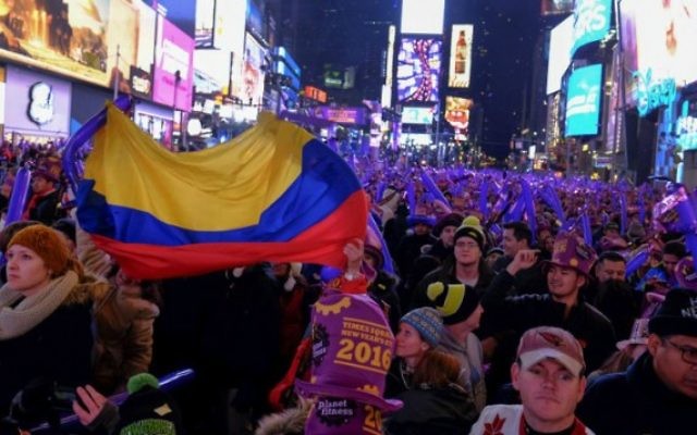 Les gens prennent part aux célébrations de la veille du Nouvel An à Times Square le 31 décembre 2015 à New York City. (Crédit : Eduardo Munoz Alvarez / Getty Images / AFP) Les gens prennent part aux célébrations de la veille du Nouvel An à Times Square le 31 décembre 2015 à New York City. (Crédit : Eduardo Munoz Alvarez / Getty Images / AFP)