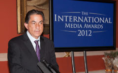 Gideon Levy accepter son prix à la cérémonie des médias internationaux le 5 mai 2012 (Crédit : Bvyas10/CC-A SA 3.0)
