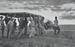 Des pionniers construisent une nouvelle implantation en 1949. (Crédit : autorisation KKL-JNF/Avraham Malovsky)