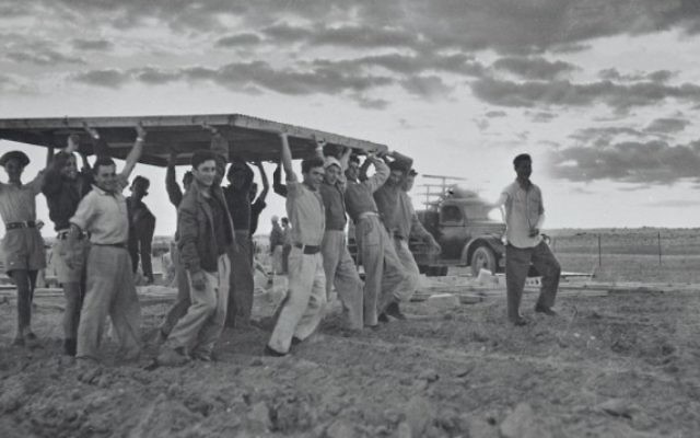 Des pionniers construisent une nouvelle implantation en 1949. (Crédit : autorisation KKL-JNF/Avraham Malovsky)