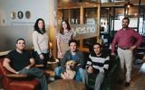 L'équipe de yes.no. De gauche à droite : Sella Rafaeli, Dikla Sinai, Mia Rafalowicz-Campbell, Jonathan Doron, Assaf Levy, Shmuel Abuhav et Lenny le chien. Photo credit : Mindspace. (PRNewsFoto/yes.no)