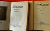 La première page des deux volumes d'une des premières éditions de « Mein Kampf » (Crédit : Institut für Zeitgeschichte / Alexander Markus Klotz)