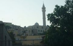 Une mosquée à Arara, ville arabe du nord d'Israël.(Crédit : domaine public/Wikipedia)