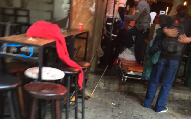 Des soignants traitent les victimes de la fusillade de Tel Aviv, le 1er janvier 2016. (Crédit : Magen David Adom)