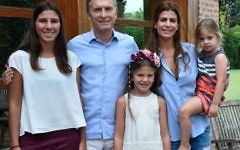 Le président argentin nouvellement élu Mauricio Macri rend visite à la famille du procureur assassiné Alberto Nisman à son domicile le 17 Janvier, 2016. (Crédit : autorisation)