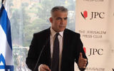 Le chef du parti Yesh Atid, le député Yaïr Lapid lors de la conférence de presse avec la presse étrangère à Jérusalem, le lundi 25 janvier 2016. (Crédit : capture d'écran)