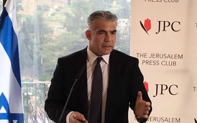 Le chef du parti Yesh Atid, le député Yaïr Lapid lors de la conférence de presse avec la presse étrangère à Jérusalem, le lundi 25 janvier 2016. (Crédit : capture d'écran)