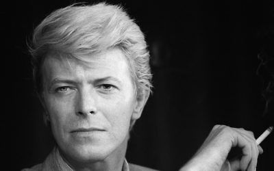 David Bowie lors d'une conférence de presse à la 36e édition du Festival du Film de Cannes, en France, le 13 mai 1983 (Crédit : Ralph Gatti / AFP / Getty Images, via JTA)
