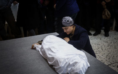 Adva Bitton à l'enterrement de sa fille de 4 ans, Adèle, le 18 février 2015 (Crédit : Yonatan Sindel / Flash90)