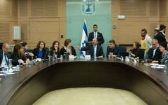 Illustration : Une réunion de la commission de l'Éducation de la Knesset, le 22 décembre 2015 (Crédit : Yonatan Sindel/Flash90)