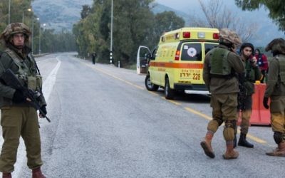 Des soldats israéliens près du Har Dov, à la frontière libanaise, dans le nord d'Israël, le 4 janvier 2016. (Crédit : Basel Awidat/Flash90)