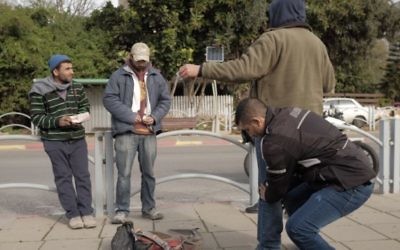 Les forces de sécurité israéliennes fouillent des arabes israéliens près de la gare routière d'Herzliya, dans le cadre de la recherche d'un suspect après une alerte d'une attaque terroriste imminente, le 5 janvier 2016. (Crédit : Tomer Neuberg/Flash90)