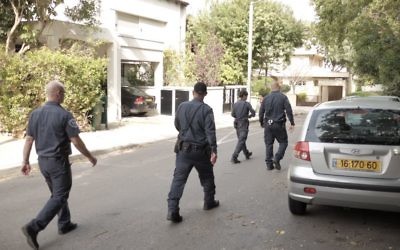 Les forces de sécurité israéliennes à la recherche de Nashat Milhem, le principal suspect de la fusillade de Tel Aviv dans le quartier de Ramat Aviv, Tel-Aviv, le 5 janvier 2016 (Crédit : Tomer Neuberg / Flash90)