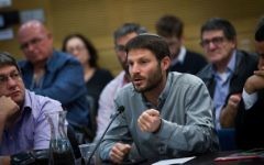 Bezalel Smotrich, député de HaBayit HaYehudi, lors d'une réunion d'une commission de la Knesset, le 11 janvier 2016. (Crédit : Miriam Alster/Flash90)