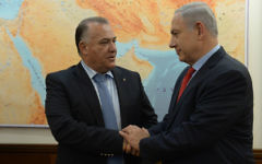 Le Premier ministre israélien Benjamin Netanyahu rencontre le maire de la ville israélienne de Nazareth Ali Salam, dans le bureau du Premier ministre à Jérusalem le 13 janvier 2016 (Crédit : Haim Zach / GPO)