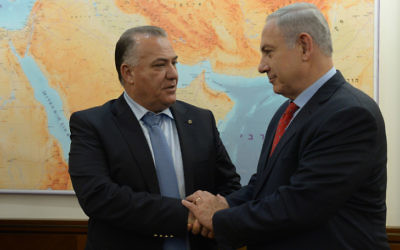 Le Premier ministre israélien Benjamin Netanyahu rencontre le maire de la ville israélienne de Nazareth Ali Salam, dans le bureau du Premier ministre à Jérusalem le 13 janvier 2016 (Crédit : Haim Zach / GPO)