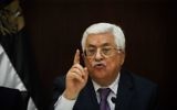 Le président de l'Autorité palestinienne Mahmoud Abbas s'adressant aux journalistes israéliens dans la ville de Ramallah en Cisjordanie, le 21 janvier 2016. (Crédit : Yonatan Sindel / Flash90)