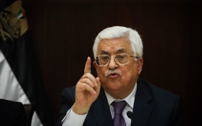 Le président de l'Autorité palestinienne Mahmoud Abbas s'adressant aux journalistes israéliens dans la ville de Ramallah en Cisjordanie, le 21 janvier 2016. (Crédit : Yonatan Sindel / Flash90)
