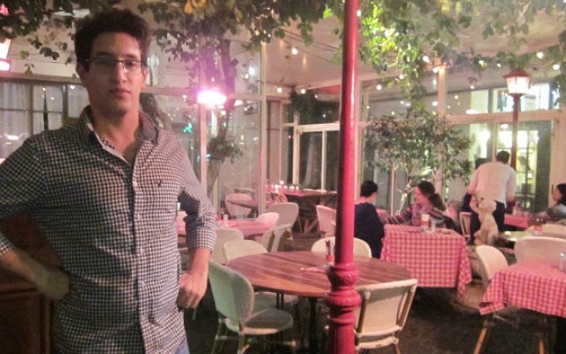 Le propriétaire du bistro Itai Shapira a déclaré que les affaires sont mauvaises  pour son restaurant sur la rue Dizengoff et qu'il n'est pas surpris, Tel Aviv le 4 janvier 2015 (Crédit : Eliana Block / Times of Israël)