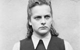 Après la libération de Bergen-Belsen en avril 1945, la tristement célèbre gardienne du camp, Irma Grese, qui était en charge des cellules de la mort, a été photographiée avant son procès (Crédit : Wikimedia Commons)