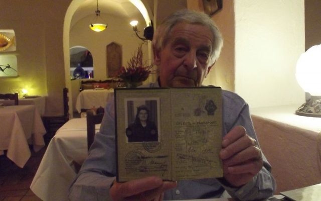 Ivan Levaï montrant les papiers de sa mère, le 31 décembre 2015 (Crédit : Léa Raso/Times of Israel)