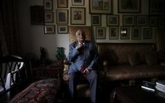 Le général Jack Jacob, assis dans sa maison de New Delhi, a probablement sauvé des centaines de milliers de vies alors qu'il était au poste de chaf d'état-major du commandement indien de l'Est pendant la guerre de 1971 au Bangladesh (Crédit : Ashish Sharma / Open / JTA)