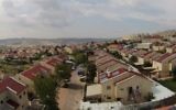 L'implantation de Kochav Yaakov, en Cisjordanie. (Crédit : Jonathan Caras/CC BY-SA/Wikimedia Commons)