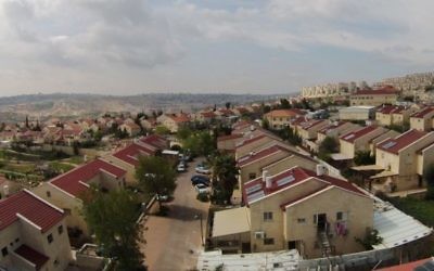 L'implantation de Kochav Yaakov, en Cisjordanie. (Crédit : Jonathan Caras/CC BY-SA/Wikimedia Commons)