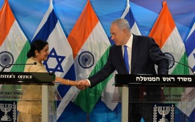 Le Premier ministre Benjamin Netanyahu et la ministre des Affaires Etrangères de l'Inde, Sushma Swaraj, pendant une conférence de presse commune à Jérusalem, le 18 janvier 2016. (Crédit : Kobi Gideon/GPO)
