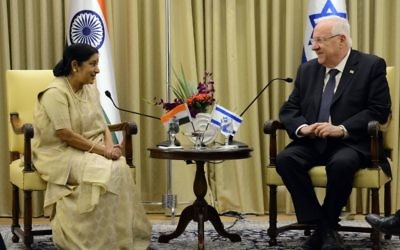 Le président israélien Reuven RIvlin et la ministre des Affaires Etrangères de l'Inde Sushma Swaraj, à Jérusalem, le 18 janvier 2016. (Crédit : Haim Zach / GPO)