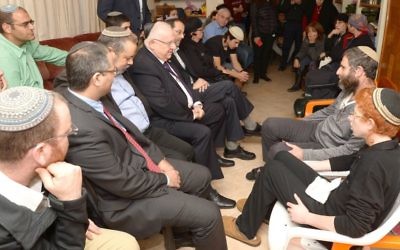 Le président Rivlin à la résidence des Meir à Otniel (Crédit : Mark Neiman/GPO)