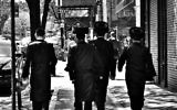 Des juifs hassidiques Satmar à Brooklyn. (Crédit : CC BY 2.0/Flickr/Gerald Rich)