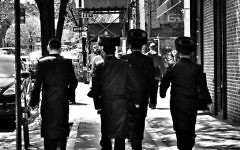 Des juifs hassidiques Satmar à Brooklyn. (Crédit : CC BY 2.0/Flickr/Gerald Rich)