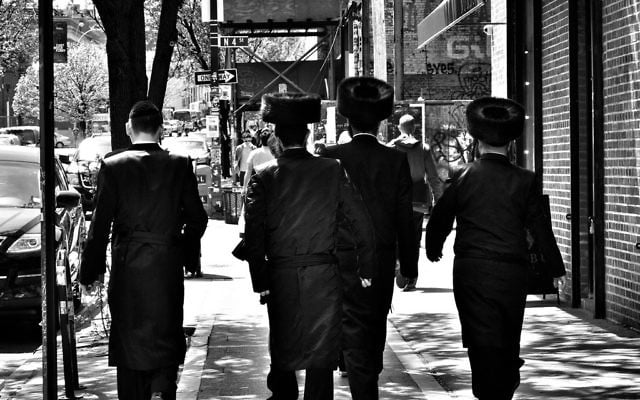 Des juifs hassidiques Satmar à Brooklyn. (Crédit : CC BY 2.0/Flickr/Gerald Rich)