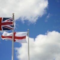 Illustration : Le drapeau de l'Angleterre flottant derrière le drapeau du Royaume-Uni, à Southsea, Angleterre, le 20 juillet 2008 (Crédit : THOR/Creative Commons)