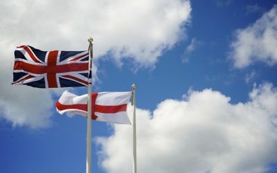 Le drapeau de l'Angleterre flottant derrière le drapeau du Royaume-Uni, à Southsea, Angleterre, le 20 juillet 2008 (Crédit : THOR / Creative Commons)
