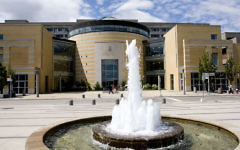 Le Vari Hall de l'université de York (Crédit : CC, Andrei Sedoff, Wikimedia Commons)