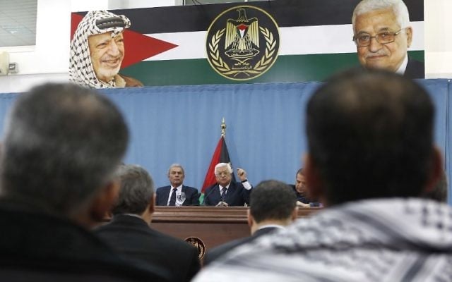 Le président de l'Autorité palestinienne Mahmoud Abbas (au centre) pendant une conférence de presse avec les journalistes palestiniens, dans la ville de Ramallah, en Cisjordanie, le 23 janvier 2016.(Crédit : AFP / ABBAS MOMANI) Le président de l'Autorité palestinienne Mahmoud Abbas (au centre) pendant une conférence de presse avec les journalistes palestiniens, dans la ville de Ramallah, en Cisjordanie, le 23 janvier 2016.(Crédit : AFP / ABBAS MOMANI)