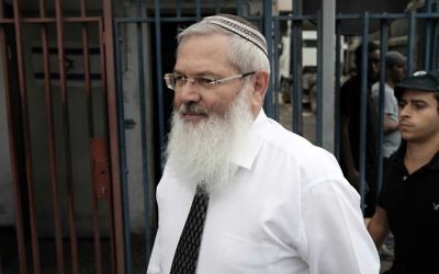 Eli Ben Dahan sur les lieux d'une attaque au couteau devant les quartiers généraux de l'armée dans le centre de Tel Aviv, le 8 octobre 2015. (Crédit : Tomer Neuberg/Flash90)